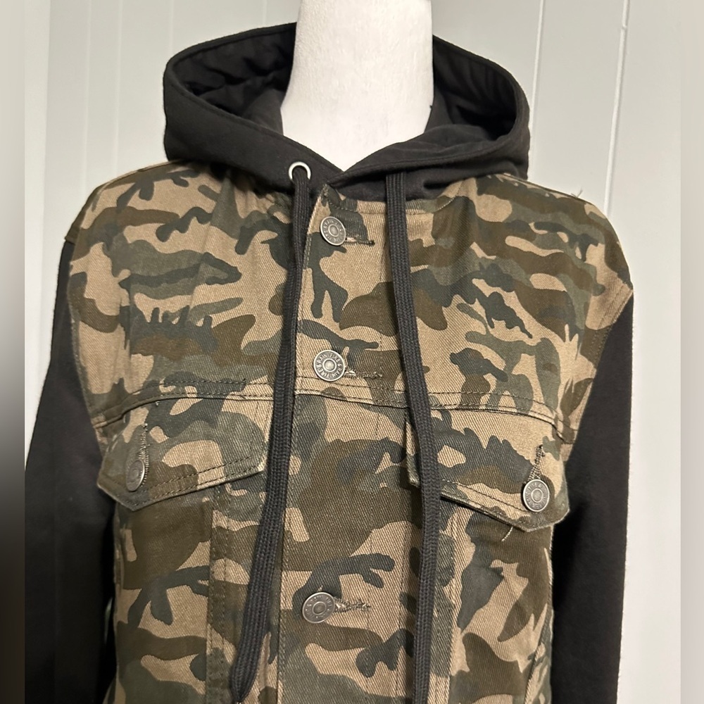 🛍️NWOT Fire & Rain Camouflage hoodie jacket Size large measurements posted.
